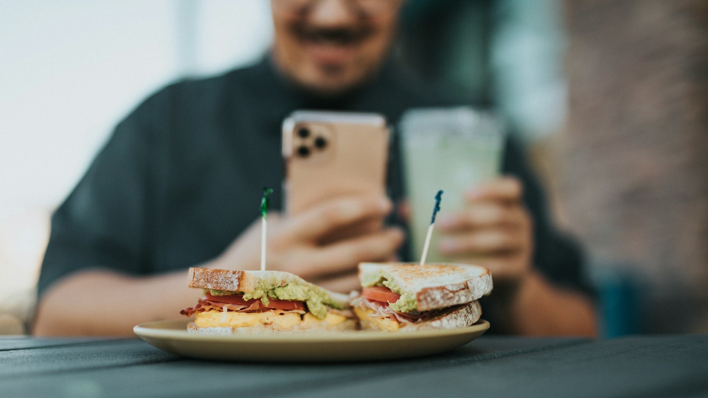 Un hombre fotografía su almuerzo con el teléfono.